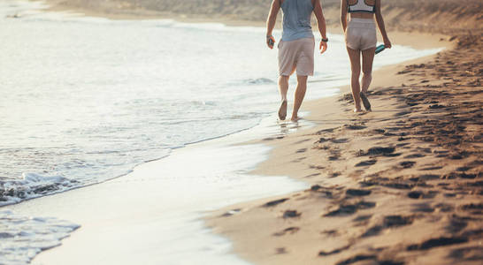 情侣在海边漫步
