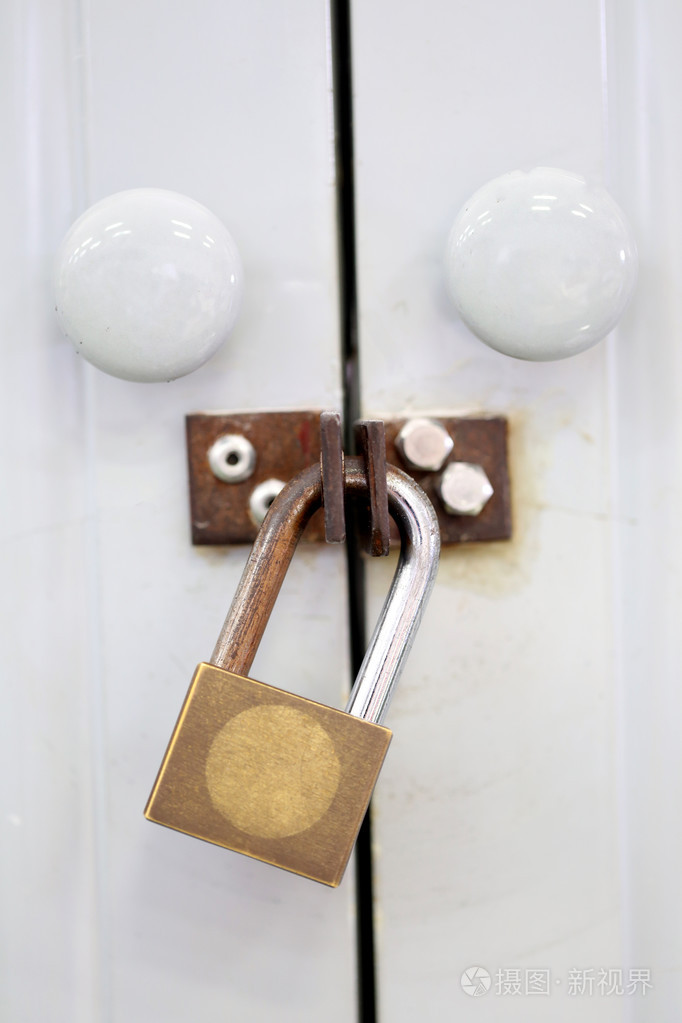 门都锁上挂锁