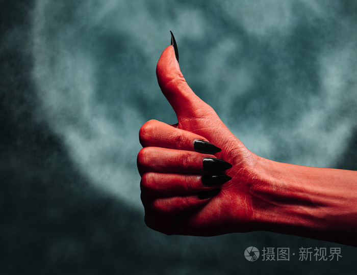 魔鬼手用大拇指手势在午夜