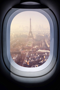 美丽的巴黎城市景观从飞机窗口