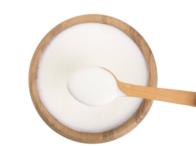 酸奶在一个木碗孤立的白色背景顶部视图