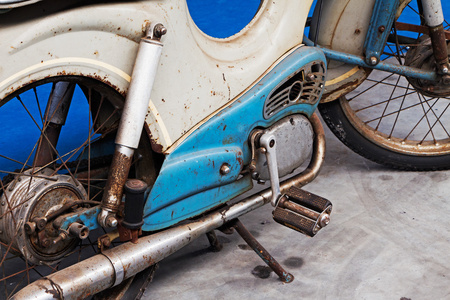 生锈的旧摩托车的细节