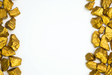 一堆金块或金矿石在白色背景, 宝石或金石块, 金融和商业概念理念