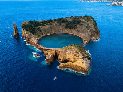 从葡萄牙亚速尔群岛的一个古老的水下火山火山口形成的坎波岛