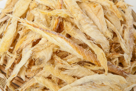 白色背景的鳕鱼干丝照片