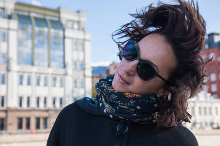 在风中吹发的年轻女性摇摇头照片