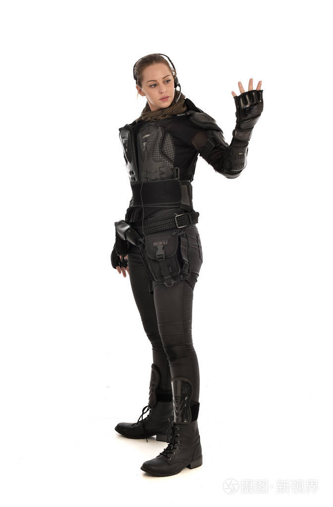 身穿黑色战术盔甲的女士兵全长肖像, 在白色演播室背景下被隔离