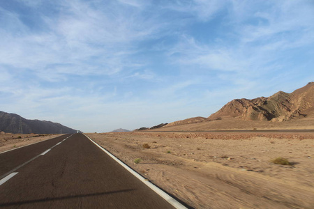 路在达哈卜的山上。埃及