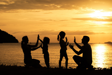 沙滩家庭背影举手图片