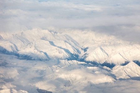 从飞机上鸟瞰阿尔卑斯雪山