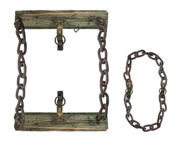 字母 O 从生锈的旧链和腐烂的木制皮带, 隔离白色背景