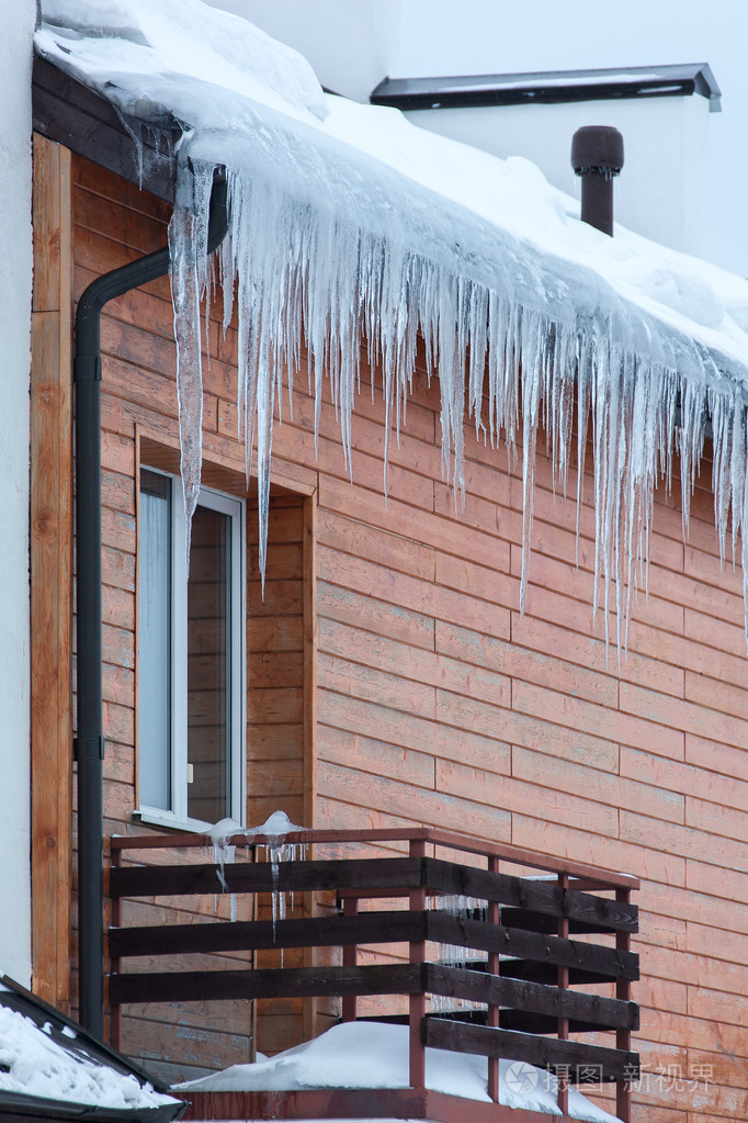 在阳台悬垂在房子屋顶上的冰柱