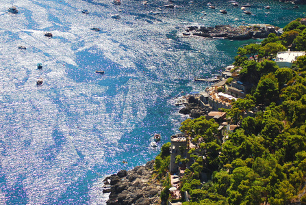 在意大利南部的卡普里岛上风景如画的滨海本豪华