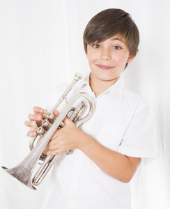 小号的男孩图片