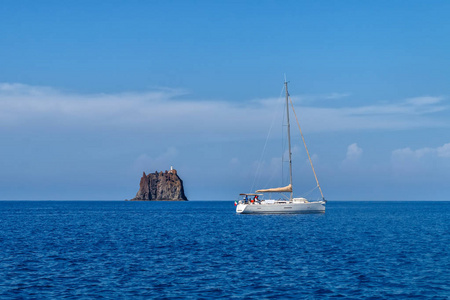 意大利 Strombolicchio 岛附近的白色帆船游艇
