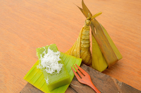 泰国甜点糯米包裹在芭蕉叶上木 background.thailand 风格食物