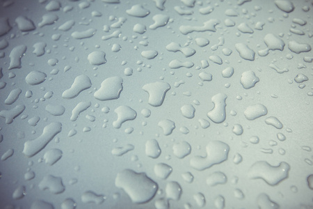 背景垂直的无缝水滴条纹, 在潮湿的表面上的线条, 背景与蓝色的水点