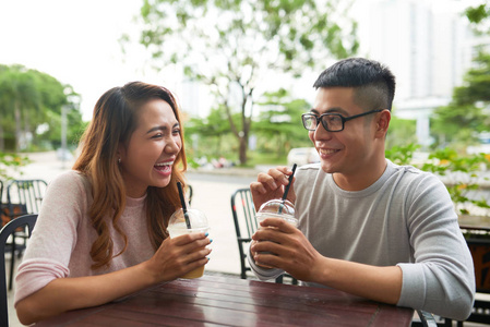 越南年轻夫妇有约会时大笑和开玩笑