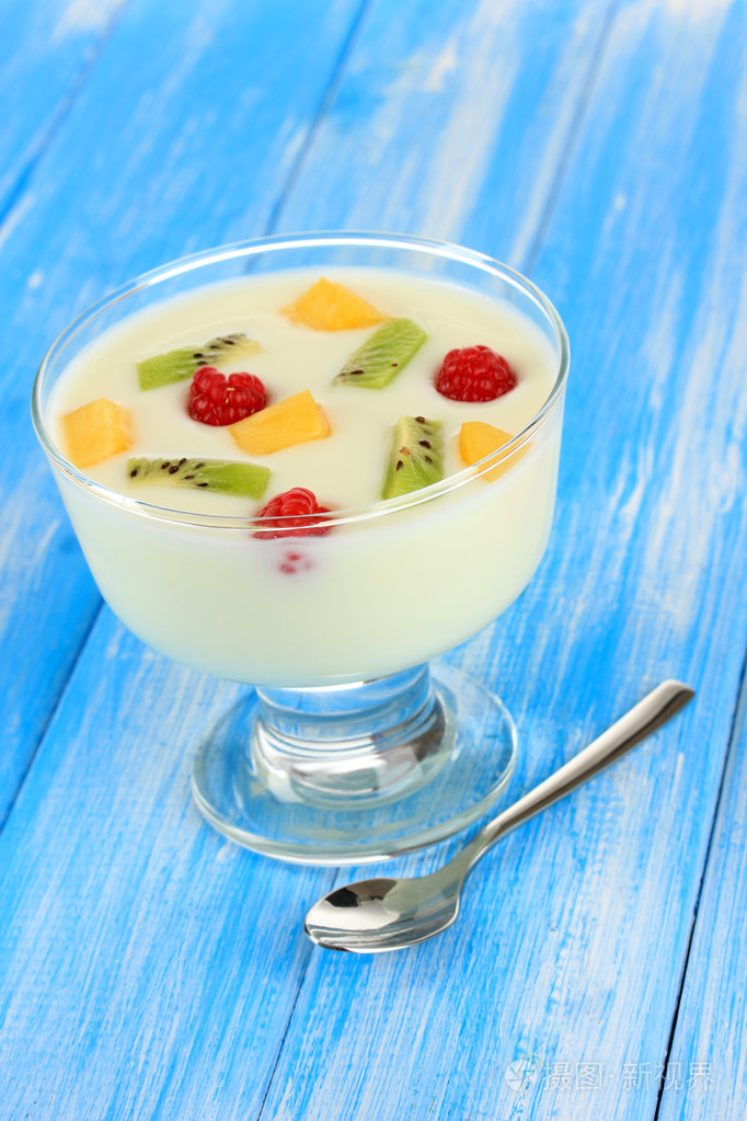 美味酸奶与上表特写水果