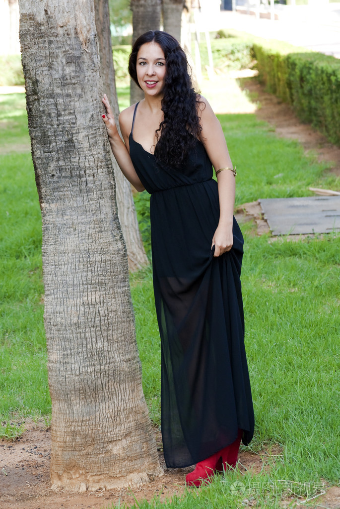 在一个公园美丽的女人