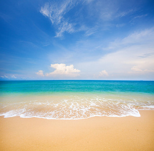 清除海滩和热带海对蓝天