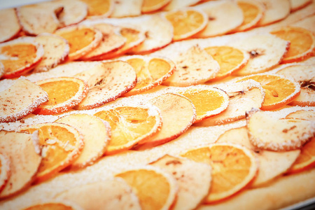 苹果派用干橙片和苹果片装饰