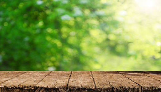自然背景模糊的空木桌