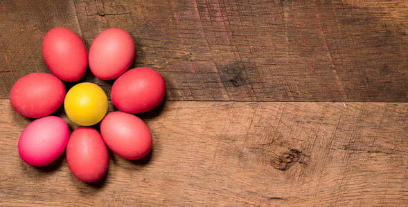 复活节木桌上的彩绘鸡蛋图案