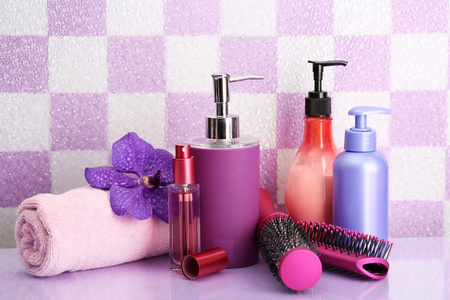 毛做成的刷子和浴室里的化妆品瓶