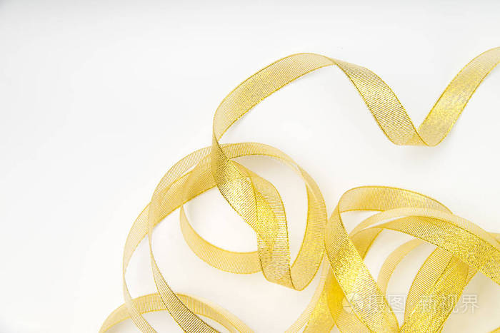 闪亮的金色丝带缠绕在白色背景的螺旋上特写