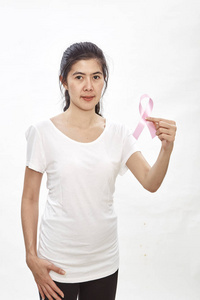 妇女在白色 t恤与缎面粉红色丝带在她的胸口, 支持乳腺癌意识的标志