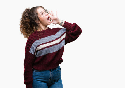 年轻的女孩大喊图片