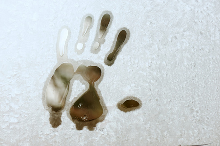 手冻的冬天玻璃上的痕迹