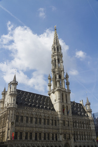 布鲁塞尔市政厅，宏伟的地方，比利时。白云和蓝天