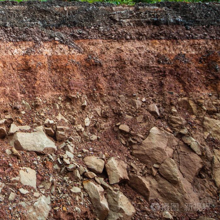 沥青路面塌陷.在节下面的土壤层