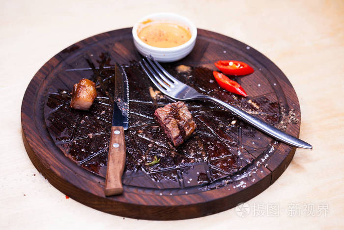 在白盘子里吃牛排后的肉