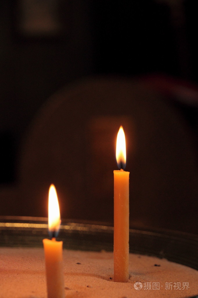 在教会里的两根蜡烛