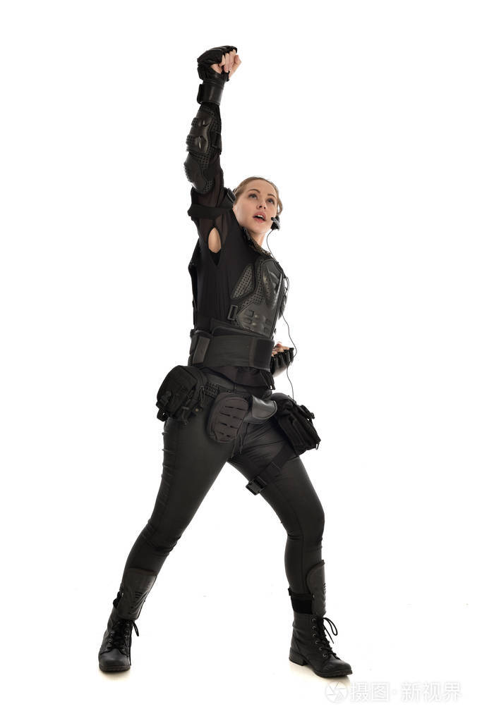 身穿黑色战术盔甲的女士兵全长肖像, 在白色演播室背景下被隔离