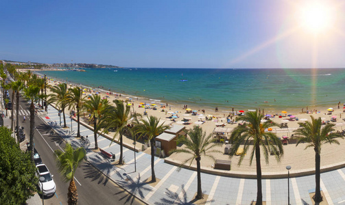在阳光明媚的日子里, 在西班牙的萨洛巴利阿里阿罗 Llarga 海滩的景色