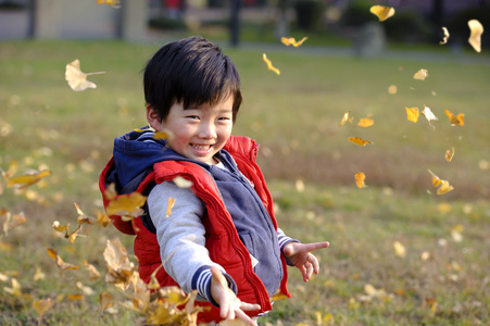 玩小男孩