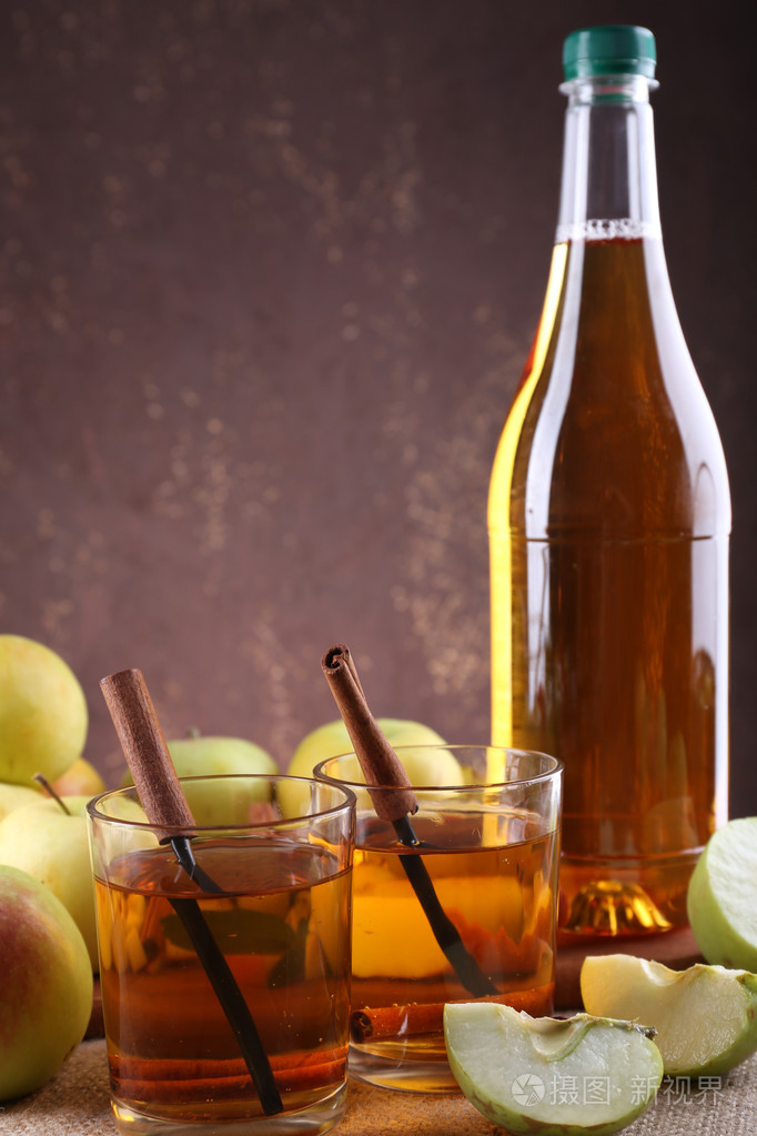 静物苹果酒和新鲜的苹果木制的桌子上