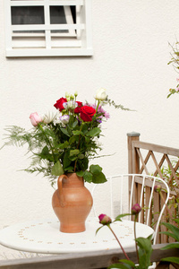 用家具和鲜花俯瞰花园露台图片