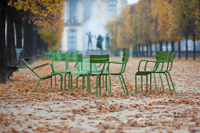 在秋天的公园杜伊勒里宫在巴黎，法国把旧椅子
