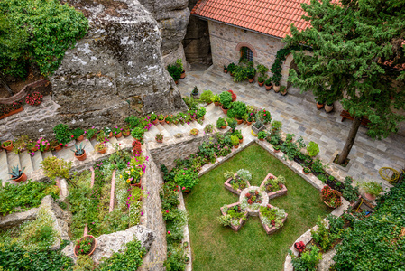 院子里的 rousanou 在希腊的圣修道院照片