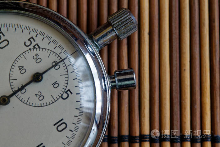 复古古董秒表复古在木质背景值测量时间老时钟箭头分钟第二精度计时器