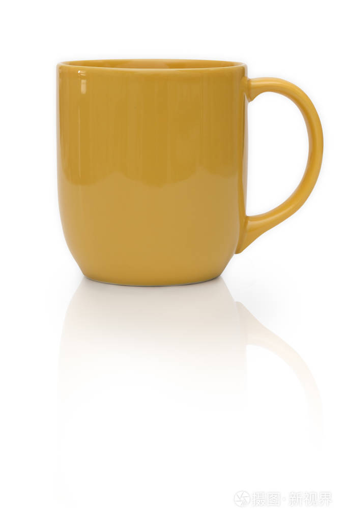 黄色陶瓷杯子或咖啡杯子被隔绝在白色