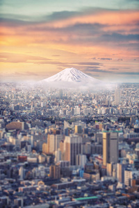 富士山覆盖着白雪和日本的天空景观