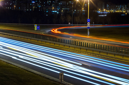 夜间高速公路上的灯迹, 长曝光抽象城市背景