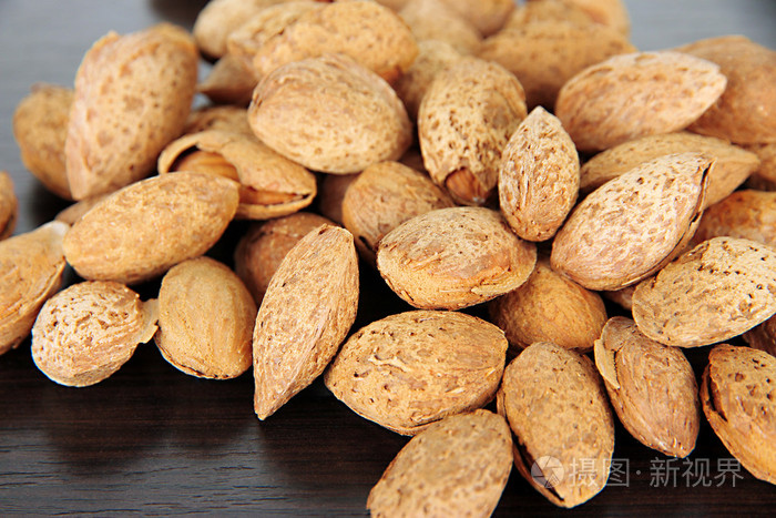 杏仁黑木制背景上