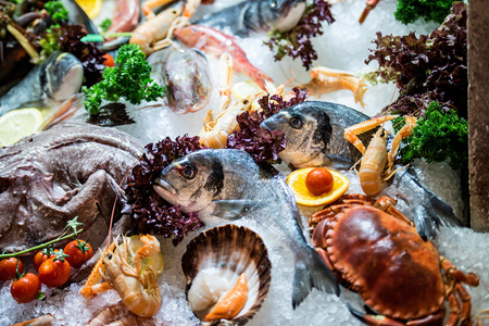 vec美味的海鲜: 生吃的可食用的蜘蛛蟹, 配有烹饪配料, 在木桌上做